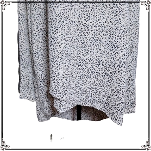 Chelsea & Theodore Leopard Print Split Hem Top Size XL - Picture 8 of 11
